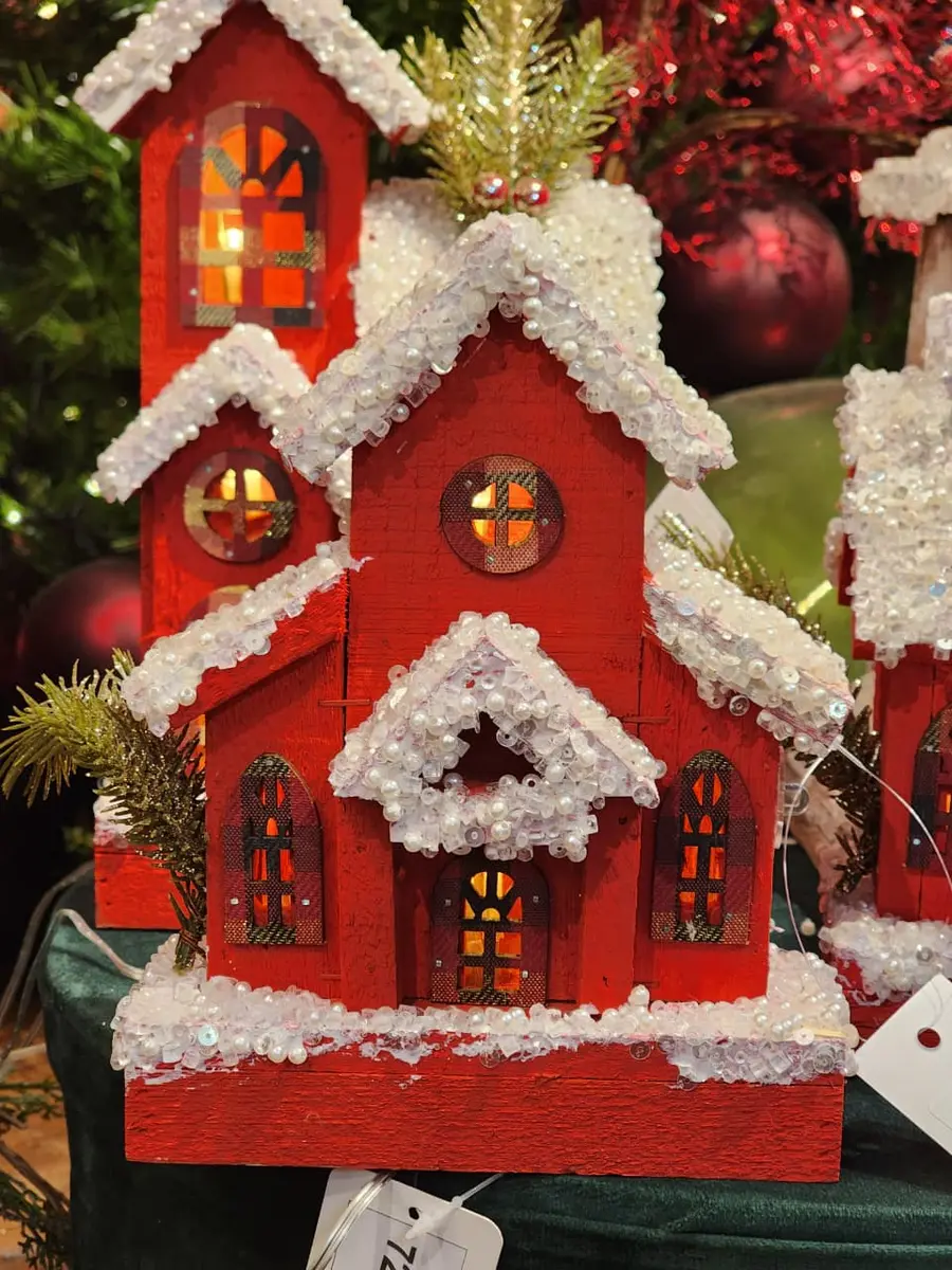 Casa de Madeira com LED Vermelha com USB 18 cm